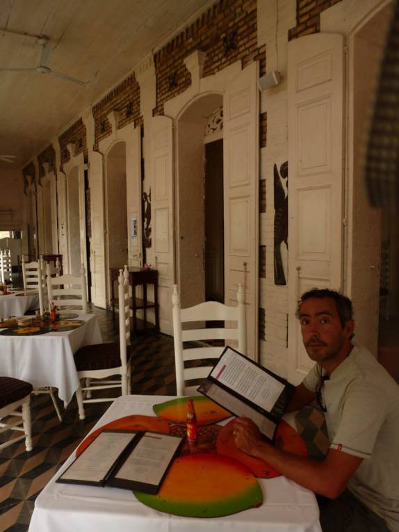 Almoçando no hotel Oloffson, no centro de Port-au-Prince, capital do Haiti